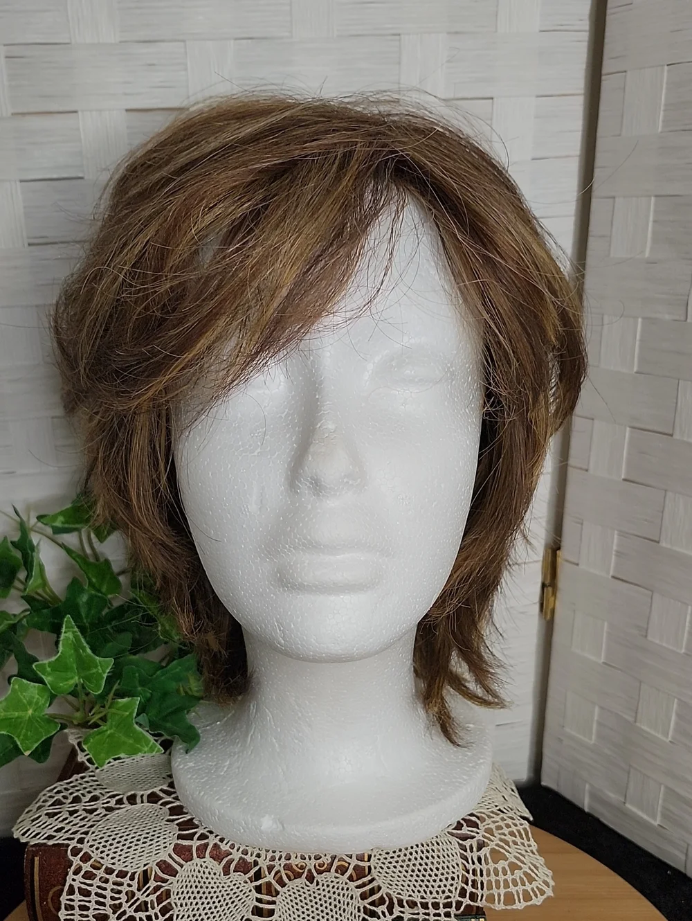 👉*BOBBY BOSS* ESCARA COLLECTION ~CUTE SHAG/ PIXIE BRUNETTE WIG W/ WARM CARAMEL